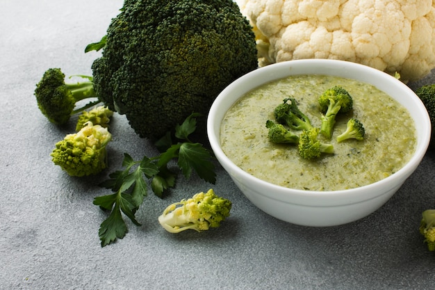 Foto bisque e legumes de alto ângulo de brócolis