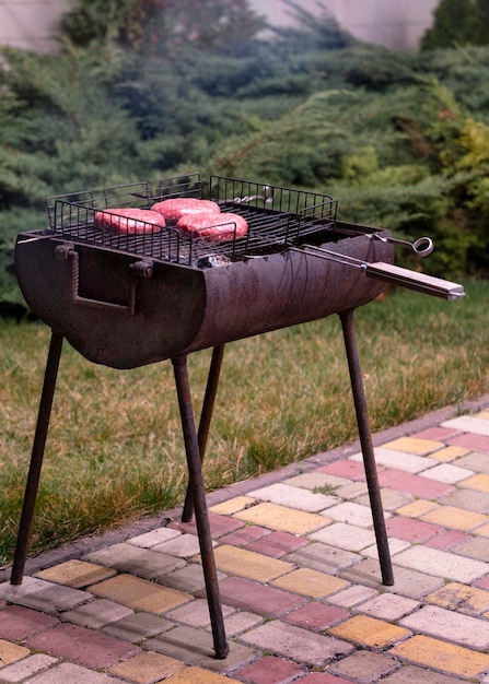 el bistec se asa a la parrilla en el patio trasero