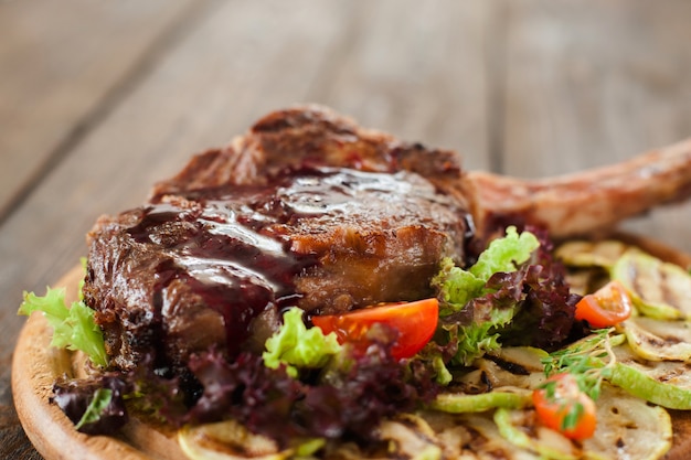 Bistec asado con hueso con verduras