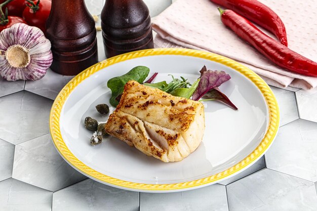 bistec de bacalao asado con ensalada