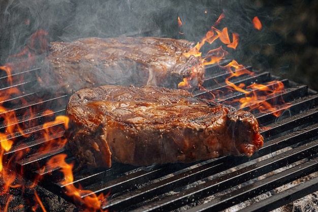 Foto bistec a la barbacoa frito a la parrilla