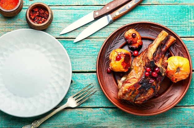 Bistec de carne a la brasa con membrillo.Deliciosa carne frita