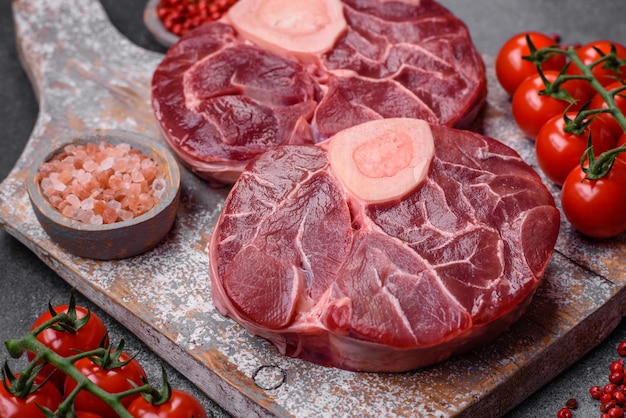 bistec de carne cruda fresca con hueso o ossobuco con especias saladas y hierbas