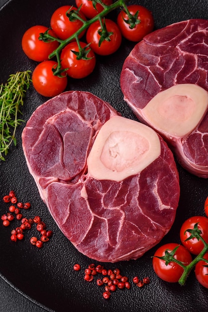 bistec de carne cruda fresca con hueso o ossobuco con especias saladas y hierbas