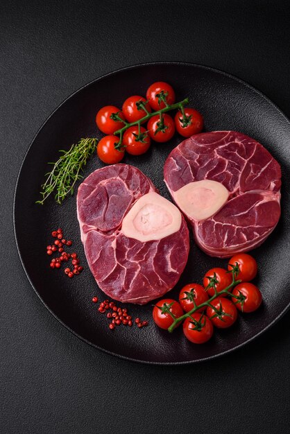 bistec de carne cruda fresca con hueso o ossobuco con especias saladas y hierbas