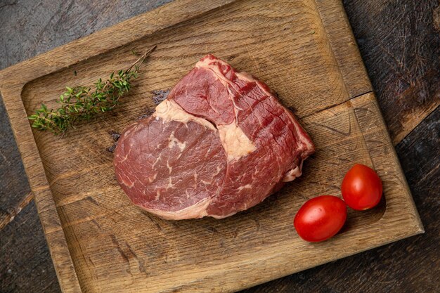 bistec de carne cruda en una tabla de madera en un restaurante premium