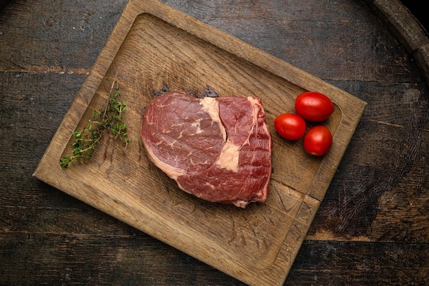 bistec de carne cruda en una tabla de madera en un restaurante premium