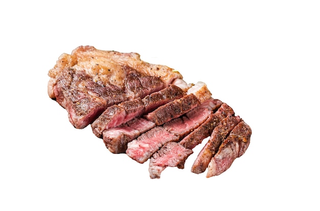 bistec de carne a la parrilla con ensalada en tablero de madera aislado sobre fondo blanco