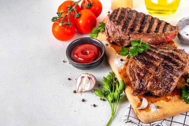 bistec de carne a la parrilla en una tabla de cortar de madera