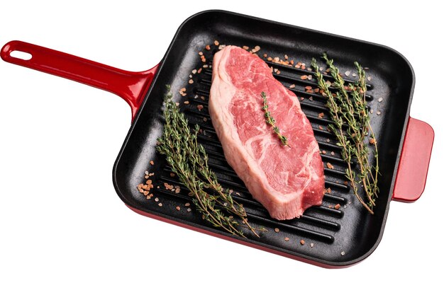 bistec de carne de res fresca en una sartén aislada sobre un fondo blanco