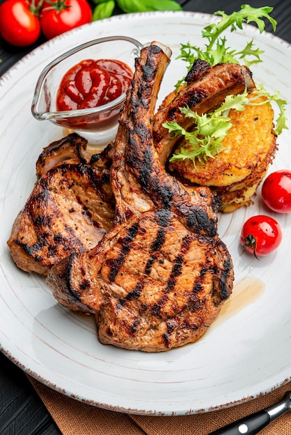 Bistec de cerdo con hueso y tortitas de patata