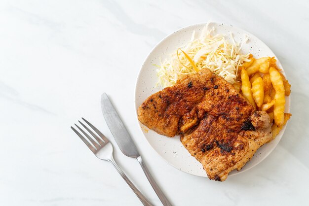 Bistec de cerdo kurobuta barbacoa picante a la parrilla con papas fritas