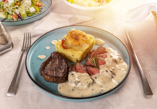 Bistec de cerdo con patatas gratinadas