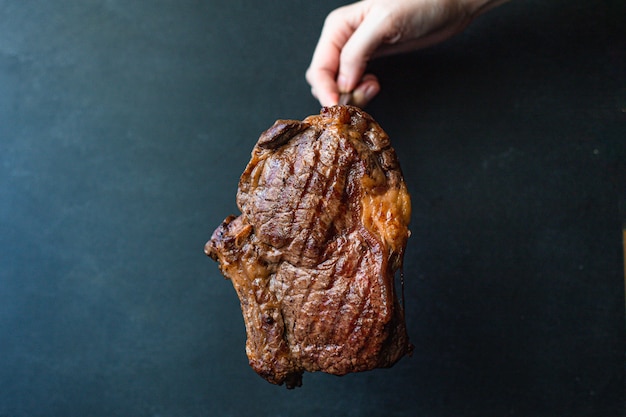 bistec chuletón ternera a la parrilla carne jugosa y frita rara o mediana