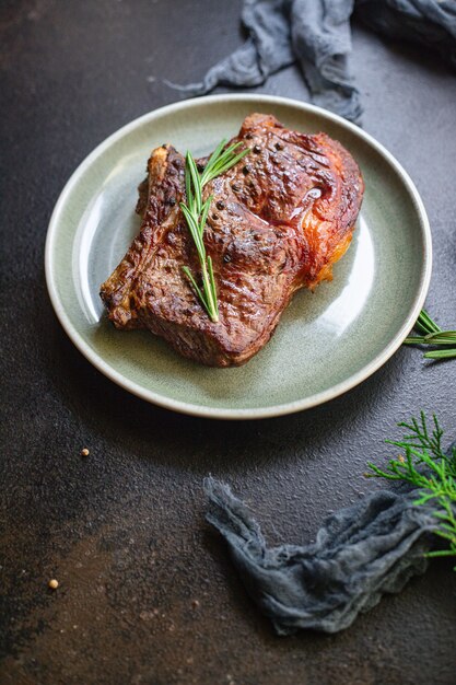 bistec chuletón ternera a la parrilla carne jugosa y frita rara o mediana