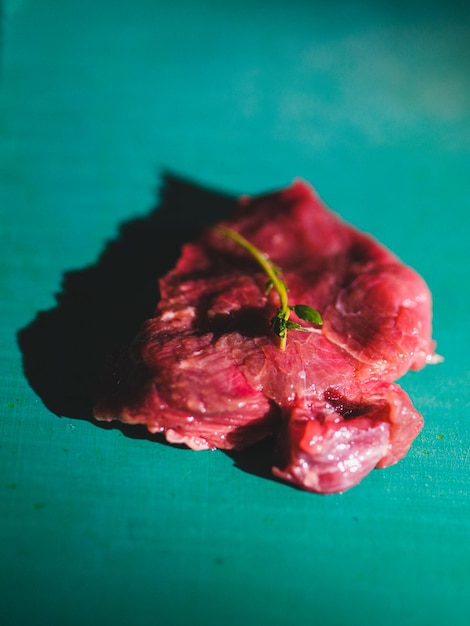 Un bistec crudo en la cocina