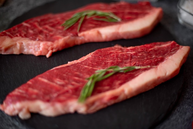 bistec crudo Picanha sobre fondo de piedra con especias