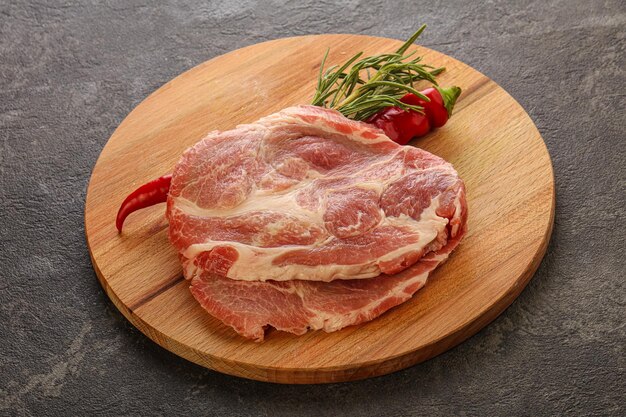 Foto bistec de cuello de cerdo crudo