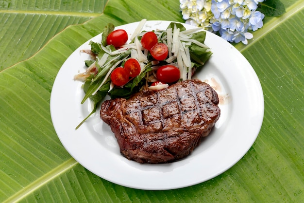 Bistec y ensalada