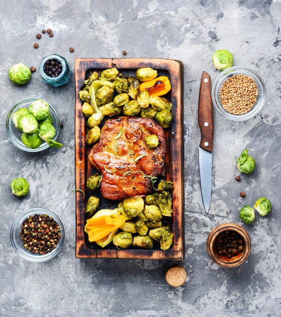 Bistec con especias y verduras.