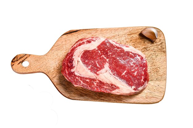bistec de filete de carne marmolada en la tabla de corte aislado sobre un fondo blanco vista superior