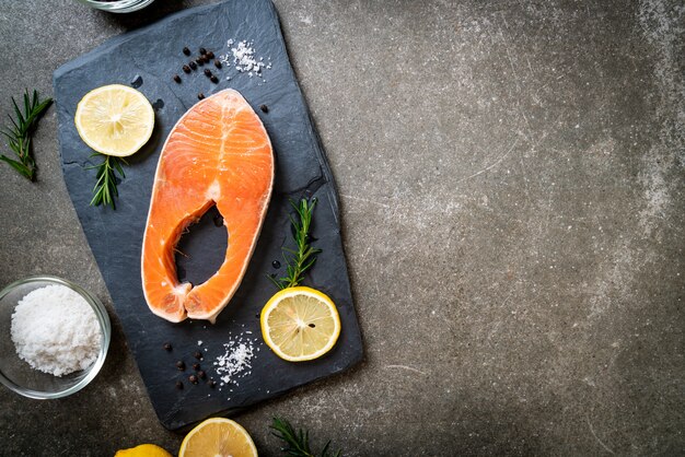 bistec de filete de salmón crudo fresco