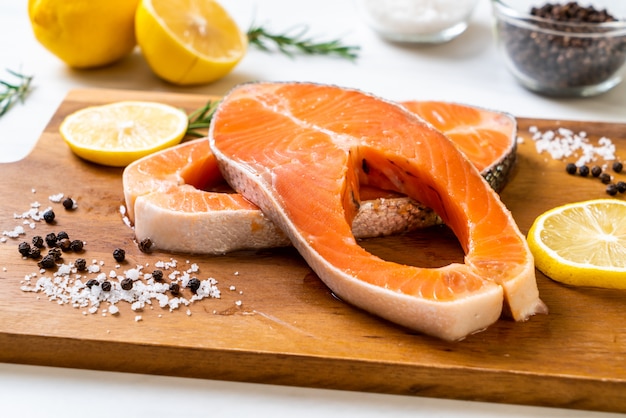 bistec de filete de salmón crudo fresco