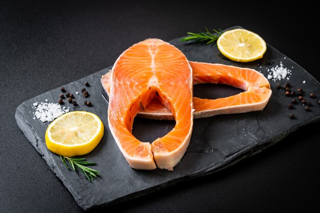bistec de filete de salmón crudo fresco