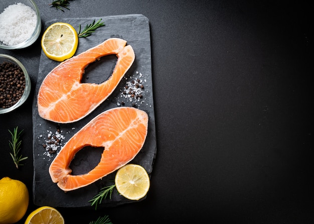 bistec de filete de salmón crudo fresco