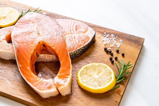 bistec de filete de salmón crudo fresco
