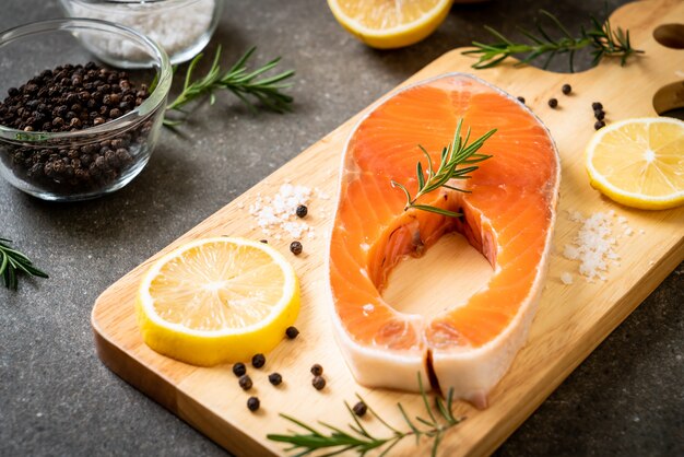 bistec de filete de salmón crudo fresco