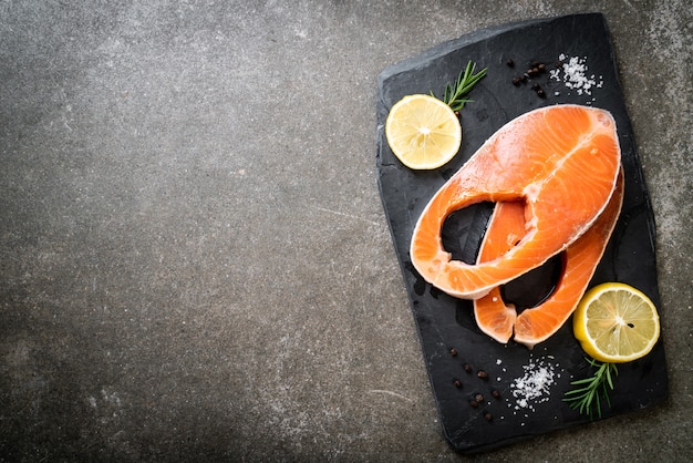 bistec de filete de salmón crudo fresco