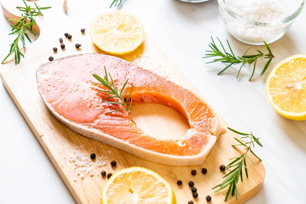 bistec de filete de salmón crudo fresco