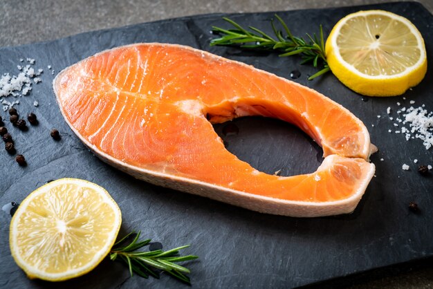 bistec de filete de salmón crudo fresco