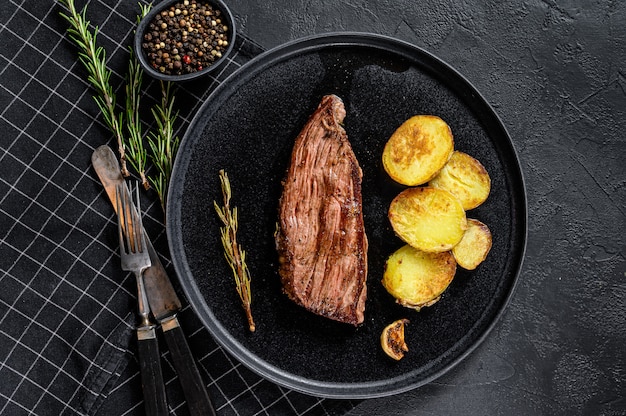 Bistec de flanco de mármol de res medio raro.