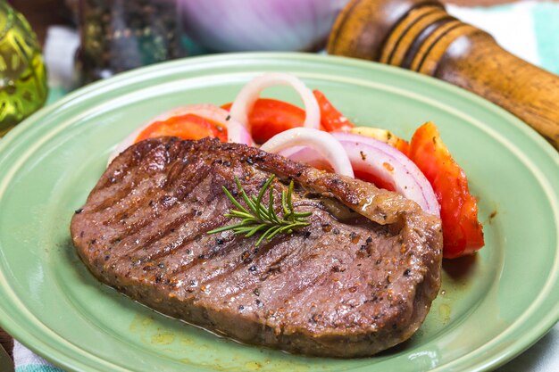 Bistec frito, tomate, cebolla