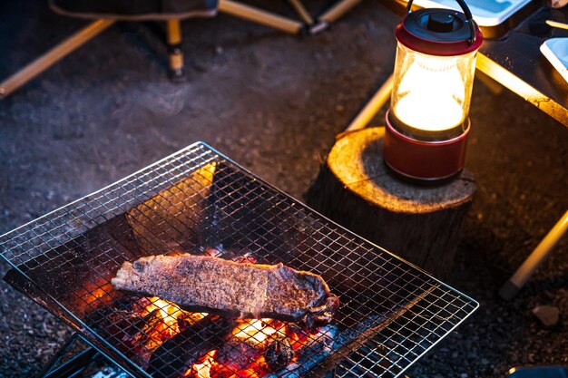 Bistec para hornear en el campamento