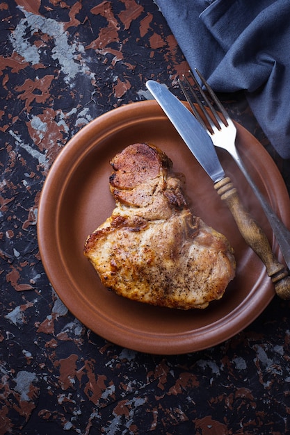 Foto bistec de hueso a la parrilla. enfoque selectivo