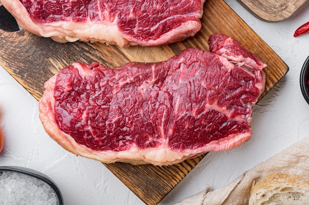 Bistec de lomo, corte de carnicería de carne cruda, sobre mesa blanca, vista superior