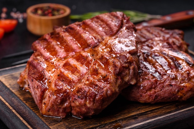 Bistec de lomo a la parrilla en rodajas medianas servidas en una tabla de madera