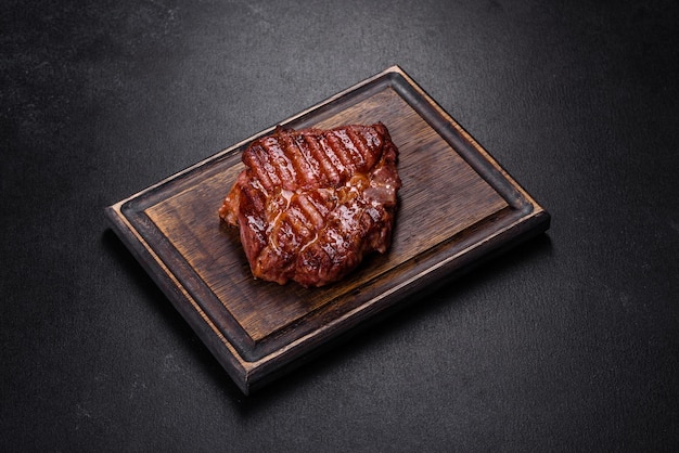 Bistec de lomo a la parrilla en rodajas medianas servidas en una tabla de madera