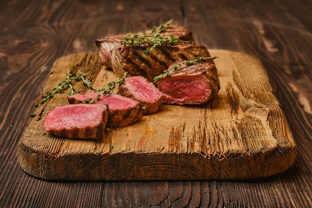 Bistec de lomo de tres puntas de res a la parrilla medio raro