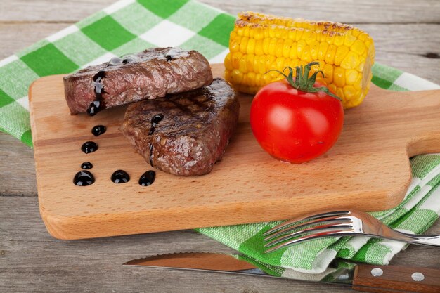 Bistec con maíz y tomate a la plancha