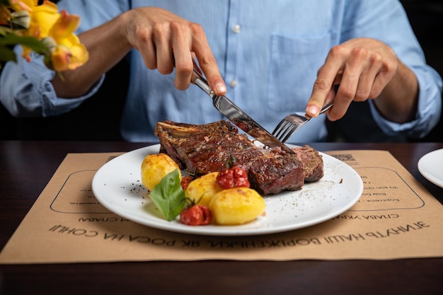 bistec con papas y cerezas en un plato