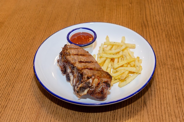 bistec con papas fritas y salsa