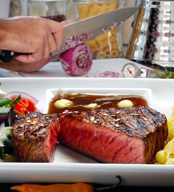 Bistec a la parrilla con ensalada y papa