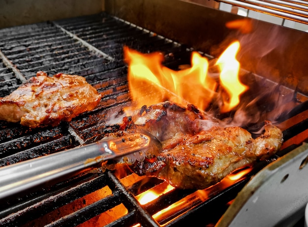 Bistec a la parrilla en horno caliente y ahumado espolvoreado con pimienta y sal y romero seco