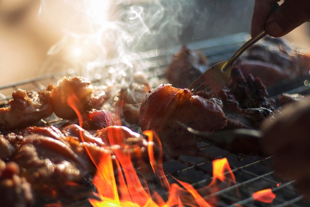 Bistec a la parrilla con llamas y humo