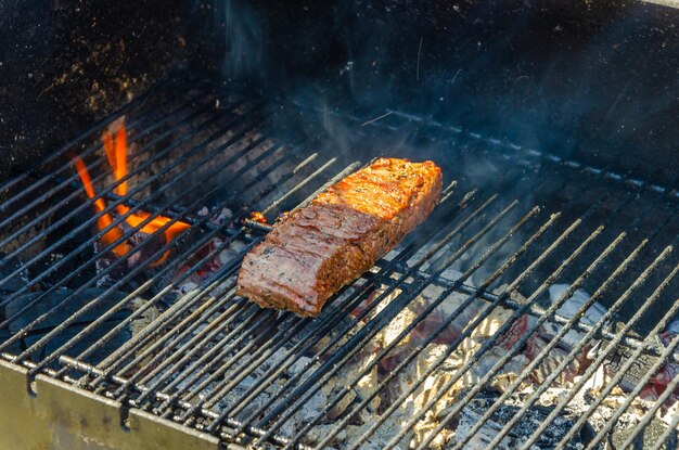 Un bistec a la parrilla con la palabra bistec