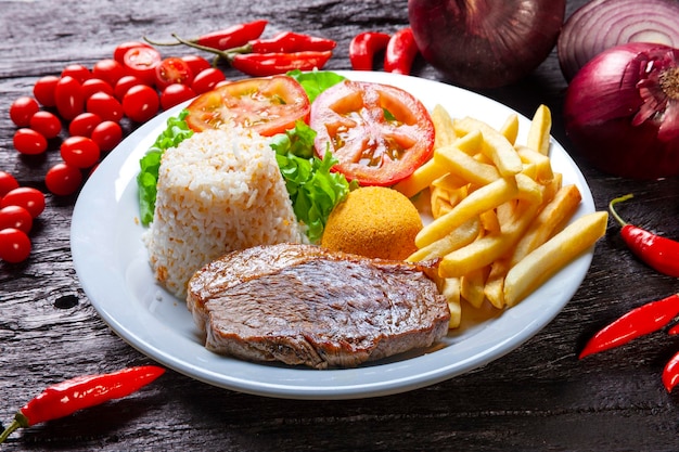 Bistec picanha asado ensalada de arroz papas fritas farofa